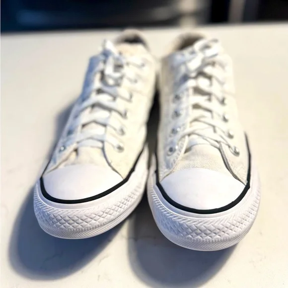 Converse Classic White Chuck Taylor All-Star Sneakers Women  size 7 - Picture 2 of 13